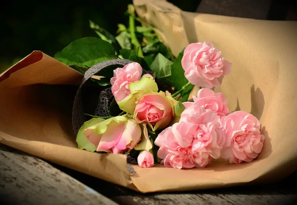 Rosen und Pfingstrosen als Hochzeitsblumen
