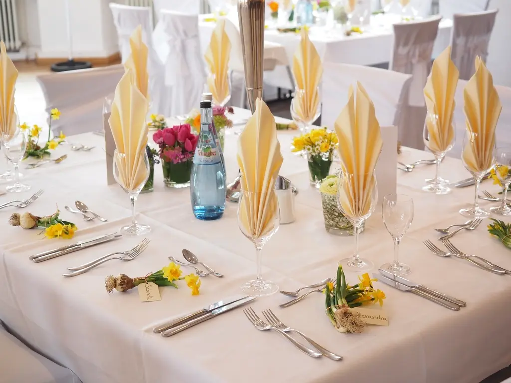 Tischdeko Hochzeit: festlich gedeckter Tisch mit Blumen