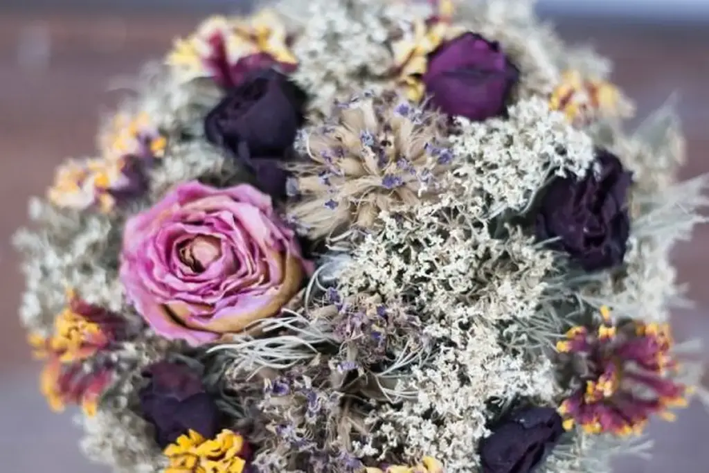 Trockenblumenstrauß in Rosa und Violett für die Hochzeit